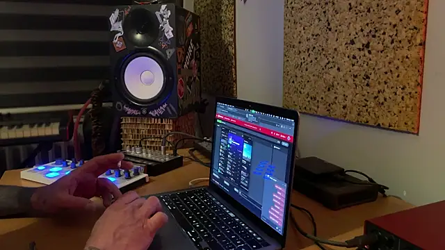 Snapshot of kameray12 chatting on March 2025 04:44:02 PM kameray12 online show from March 2025 04:44:02 PM