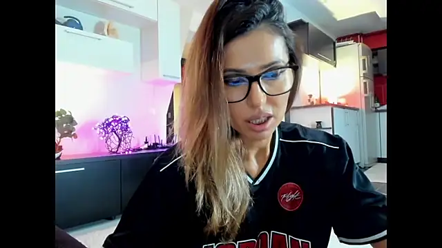 Snapshot of MissSmiley26 chatting on October 2025 09:25:02 PM MissSmiley26 online show from October 2025 09:25:02 PM