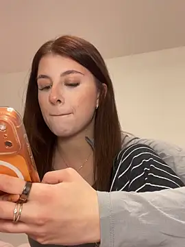 Mia-Minou online show from March 2026 11:27:01 AM