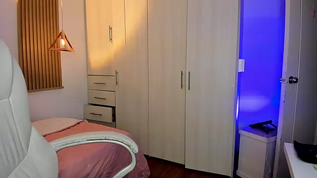 mia nevaeh online show from December 2025 09:22:02 PM