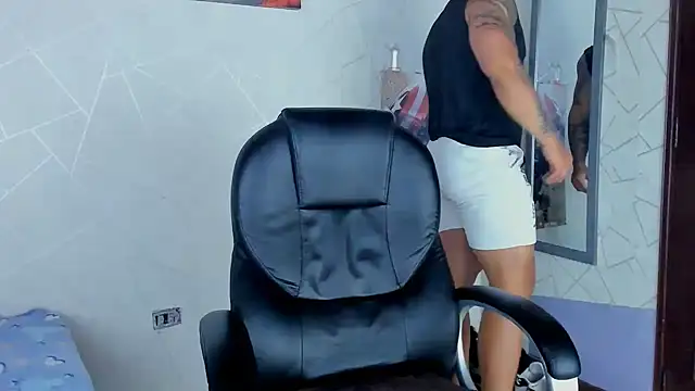 Snapshot of Cristian_Walker chatting on February 2025 01:35:02 PM Cristian Walker online show from February 2025 01:35:02 PM