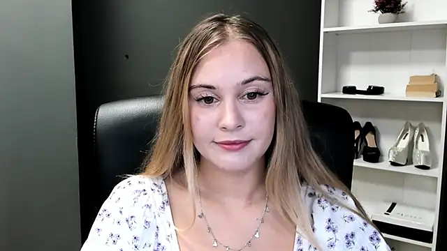 Snapshot of kitty_valeria chatting on July 2026 01:40:01 PM kitty valeria online show from July 2026 01:40:01 PM