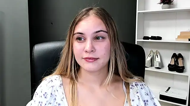 Snapshot of kitty_valeria chatting on July 2026 09:11:01 PM kitty valeria online show from July 2026 09:11:01 PM