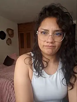 Thaliacooper  online show from September 2025 06:00:01 PM