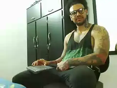 Snapshot of LewisStrong chatting on October 2025 05:41:02 PM LewisStrong online show from October 2025 05:41:02 PM