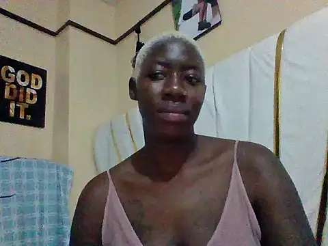 Snapshot of SquirtQueen16 chatting on November 2025 06:12:01 AM SquirtQueen16 online show from November 2025 06:12:01 AM