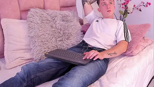 Dylanwhite23  online show from February 2025 02:08:02 AM