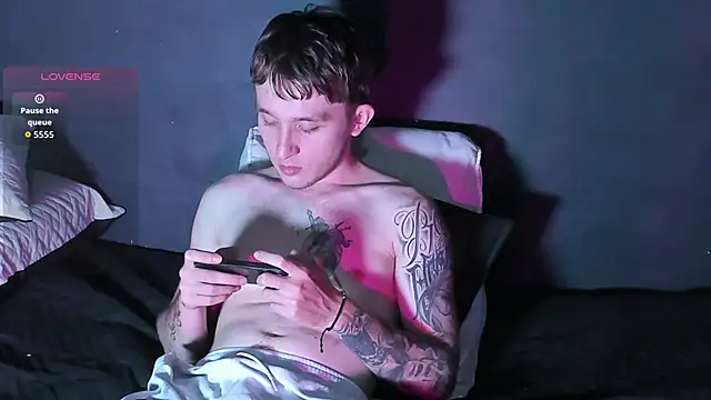 Dylanwhite23  online show from October 2025 06:17:01 PM