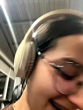 Snapshot of _vaness chatting on November 2025 05:10:01 AM vaness online show from November 2025 05:10:01 AM