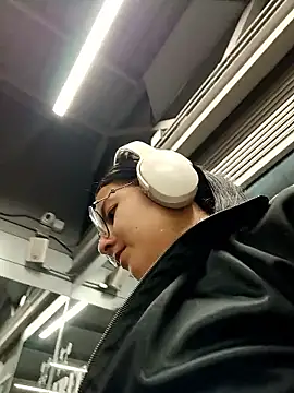  vaness online show from April 2026 05:48:02 AM