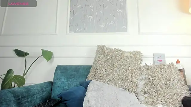 yossi peach cute online show from April 2026 08:20:01 PM