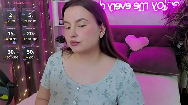 Snapshot of FeralPeach chatting on April 2026 07:47:01 AM FeralPeach online show from April 2026 07:47:01 AM