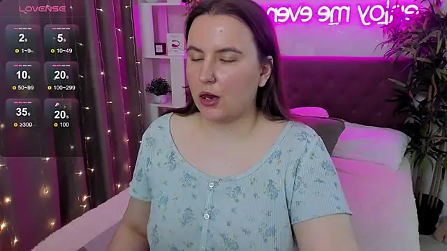 Snapshot of FeralPeach chatting on May 2026 06:52:02 AM FeralPeach online show from May 2026 06:52:02 AM