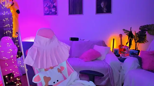 Alyssa Smitt online show from October 2025 06:52:01 PM