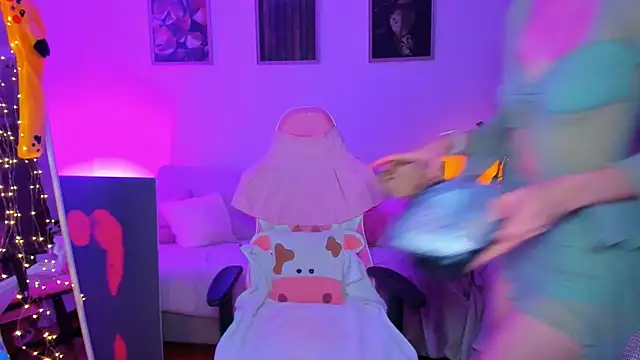 Alyssa Smitt online show from October 2025 06:45:02 PM