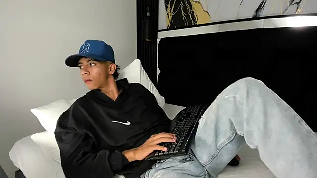 Snapshot of dikey_62 chatting on December 2024 01:21:01 AM dikey 62 online show from December 2024 01:21:01 AM