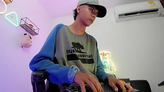 Snapshot of dikey_62 chatting on December 2024 09:41:01 PM dikey 62 online show from December 2024 09:41:01 PM