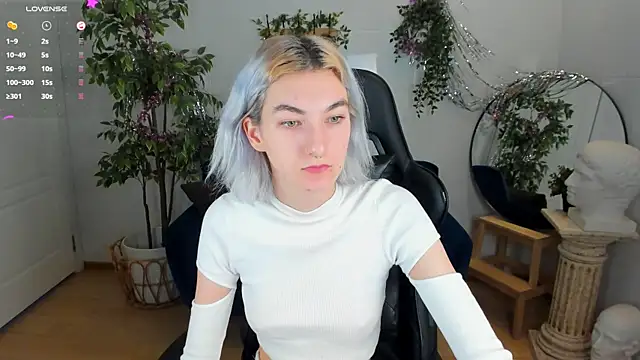 Snapshot of Mia_Cheers chatting on December 2024 01:47:01 PM Mia Cheers online show from December 2024 01:47:01 PM