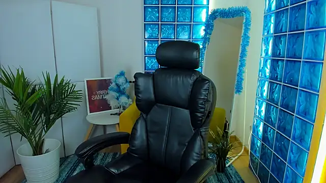 Snapshot of Mia_Cheers chatting on December 2024 01:44:01 PM Mia Cheers online show from December 2024 01:44:01 PM