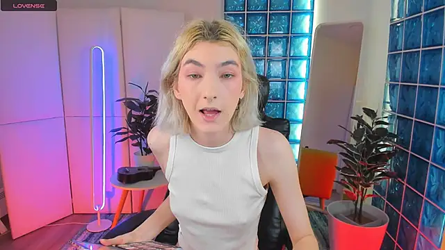 Snapshot of Mia_Cheers chatting on January 2025 01:49:01 PM Mia Cheers online show from January 2025 01:49:01 PM