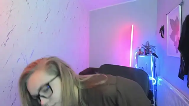 holly xglam online show from October 2025 06:30:02 PM