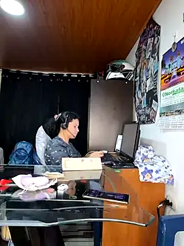 Snapshot of Selket11 chatting on January 2025 11:43:02 PM Selket11 online show from January 2025 11:43:02 PM