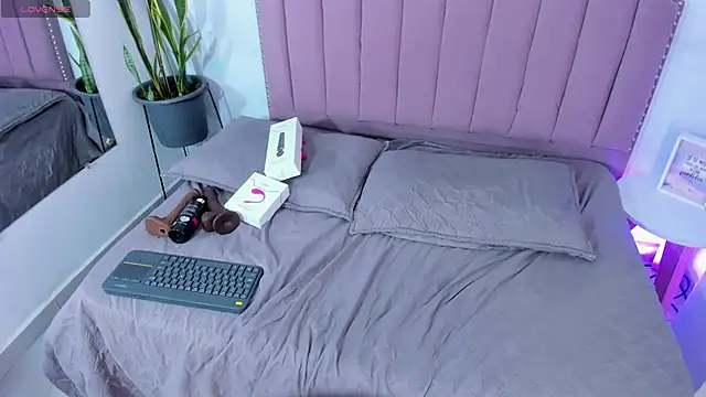 angeline blake  online show from January 2025 08:00:02 PM