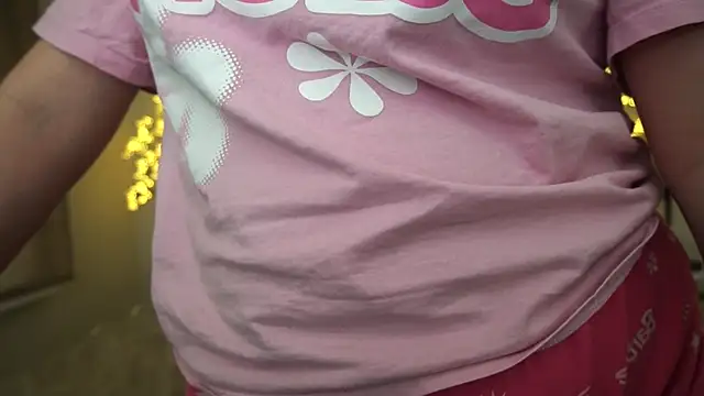 Snapshot of MagicPeachh_ chatting on February 2025 01:03:01 PM MagicPeachh online show from February 2025 01:03:01 PM