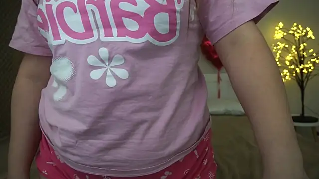 Snapshot of MagicPeachh_ chatting on February 2025 07:14:01 PM MagicPeachh online show from February 2025 07:14:01 PM