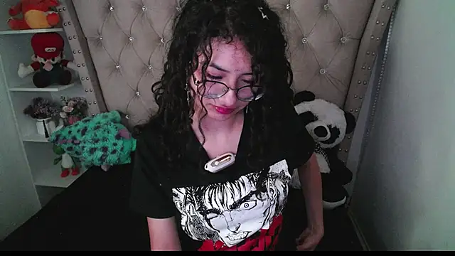 Snapshot of CherieCurl chatting on September 2025 01:31:02 AM CherieCurl online show from September 2025 01:31:02 AM