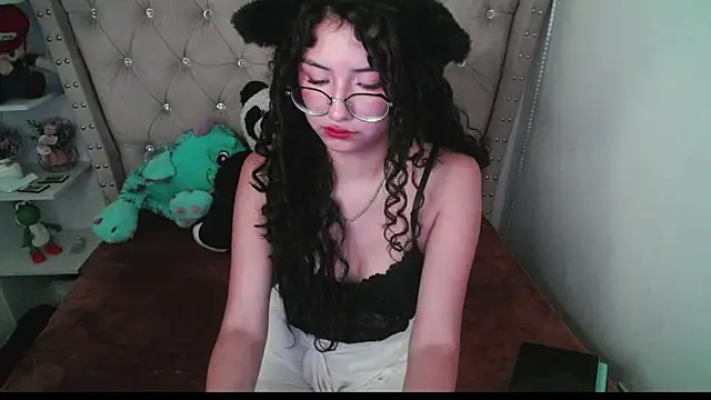 Snapshot of CherieCurl chatting on November 2025 06:07:01 PM CherieCurl online show from November 2025 06:07:01 PM