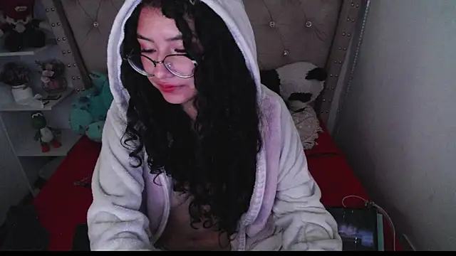 Snapshot of CherieCurl chatting on December 2025 04:00:02 AM CherieCurl online show from December 2025 04:00:02 AM