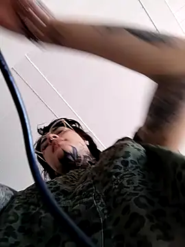 taaylor33 online show from November 2025 05:57:01 PM