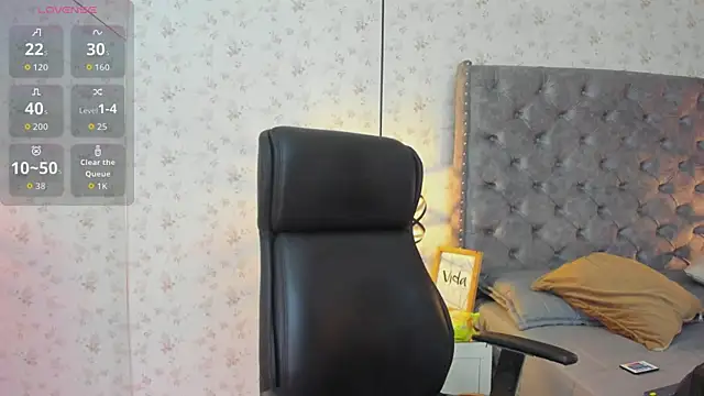 Snapshot of MissSussy chatting on November 2025 11:43:02 AM MissSussy online show from November 2025 11:43:02 AM