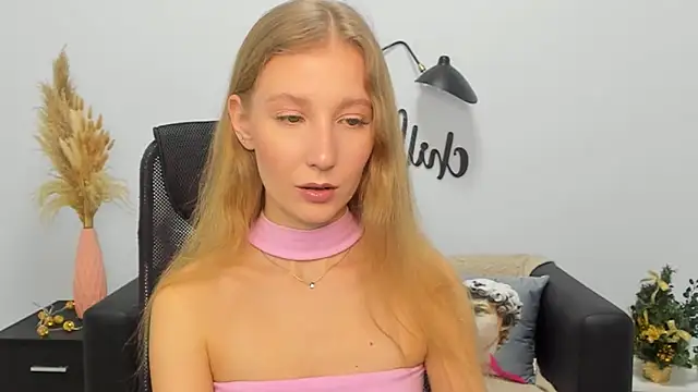 Snapshot of LolaWilsons chatting on December 2024 10:04:02 AM LolaWilsons online show from December 2024 10:04:02 AM