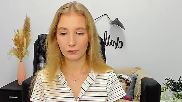 Snapshot of LolaWilsons chatting on January 2025 02:25:02 PM LolaWilsons online show from January 2025 02:25:02 PM