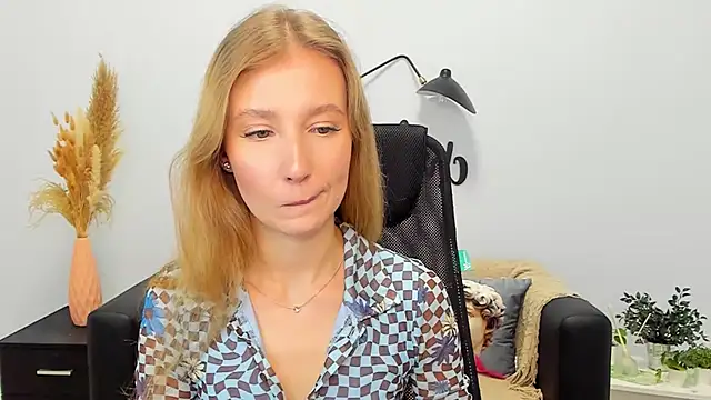 Snapshot of LolaWilsons chatting on January 2025 11:01:02 AM LolaWilsons online show from January 2025 11:01:02 AM