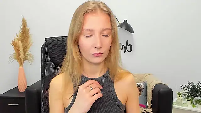 Snapshot of LolaWilsons chatting on January 2025 06:22:02 AM LolaWilsons online show from January 2025 06:22:02 AM