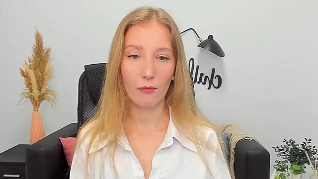 Snapshot of LolaWilsons chatting on February 2025 06:20:01 AM LolaWilsons online show from February 2025 06:20:01 AM