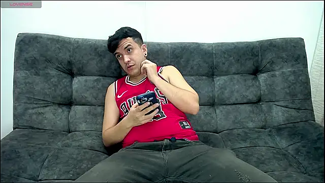 Snapshot of SlimLoves chatting on November 2025 11:26:01 PM SlimLoves online show from November 2025 11:26:01 PM