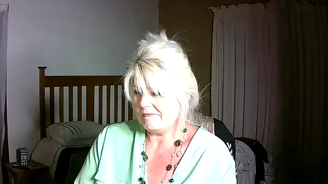 Miahotmilf online show from November 2025 07:24:02 PM