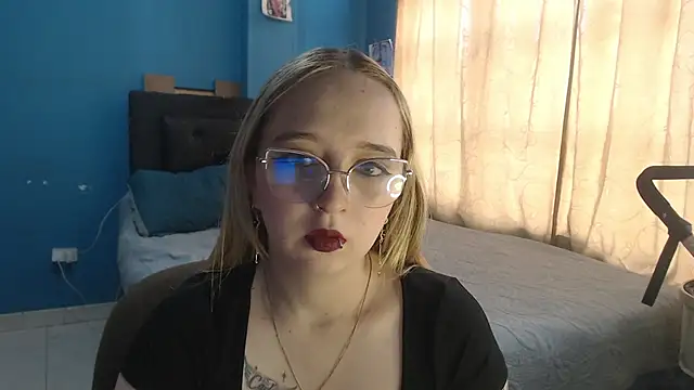 Liaroberts1 online show from October 2025 11:54:01 AM