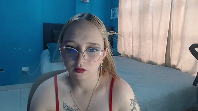 Liaroberts1 online show from October 2025 11:58:01 AM