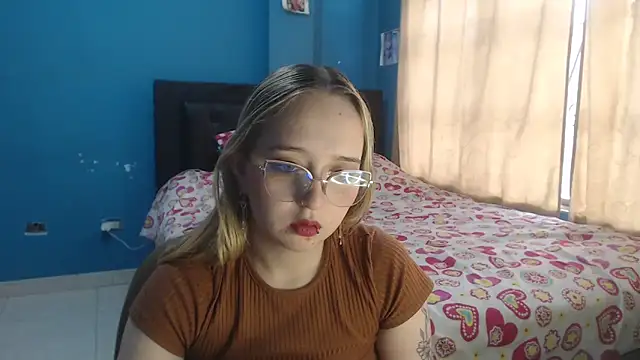 Liaroberts1 online show from December 2025 12:14:02 PM