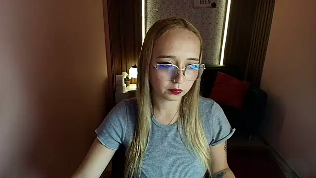 Snapshot of Liaroberts1 chatting on June 2026 01:45:02 PM Liaroberts1 online show from June 2026 01:45:02 PM