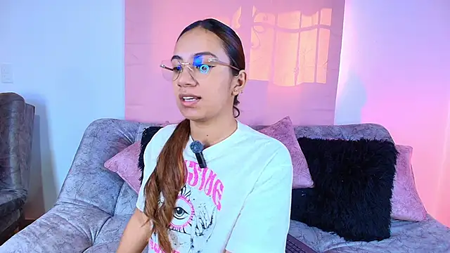 Snapshot of Jules_n_Gia chatting on November 2025 07:46:02 PM Jules n Gia online show from November 2025 07:46:02 PM