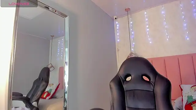 SUNNYCYRUS online show from December 2025 12:33:02 PM