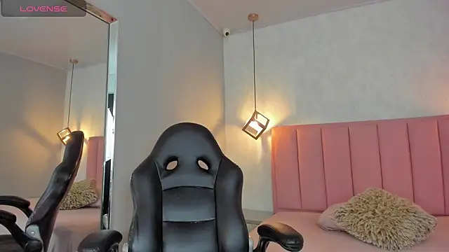 SUNNYCYRUS online show from April 2026 12:53:02 PM