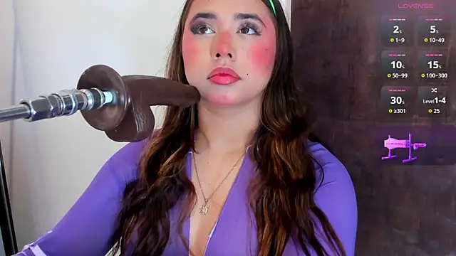 issie cute online show from November 2025 01:07:02 PM