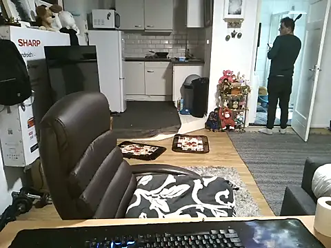 Snapshot of mihaimichael chatting on October 2025 01:32:01 PM mihaimichael online show from October 2025 01:32:01 PM